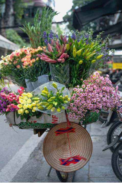 Guests making bouquets